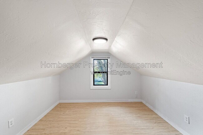 Building Photo - 1327 E Walton Ave