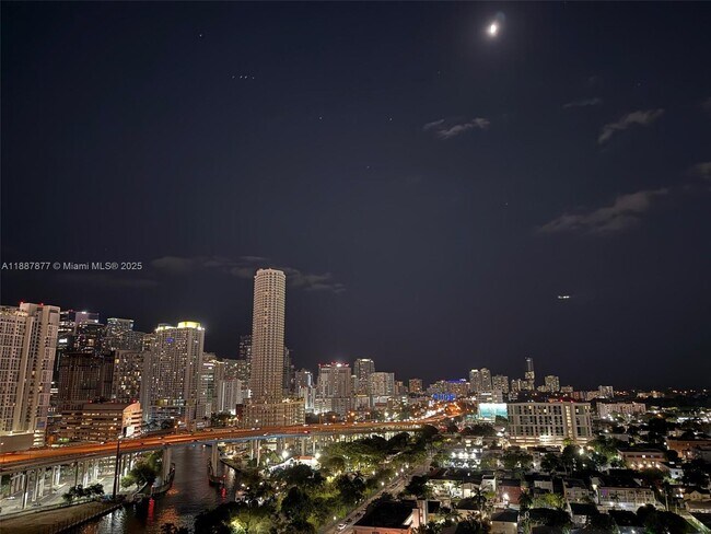 Building Photo - 10 SW South River Dr