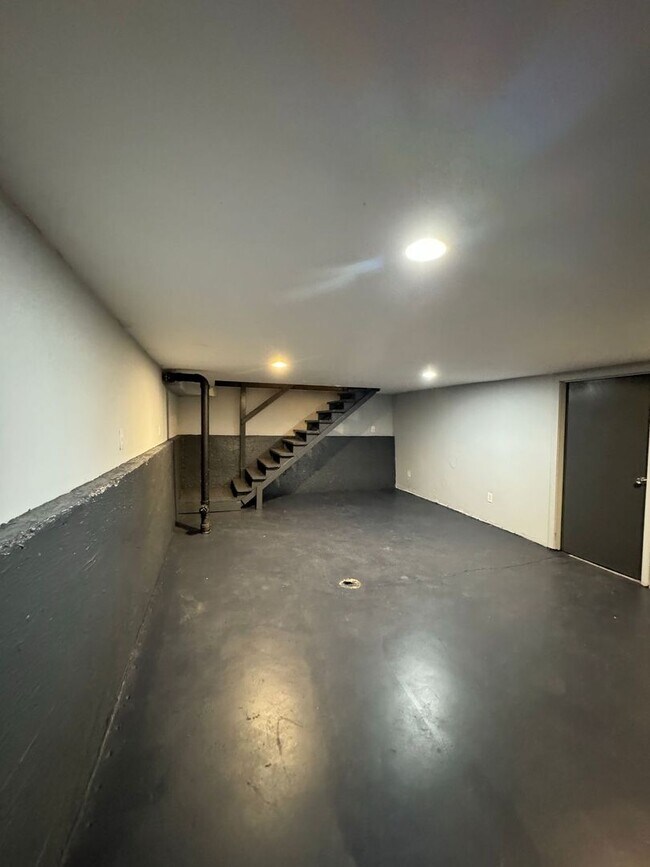Building Photo - 3 Bedroom Home Near Zoo & Parks!