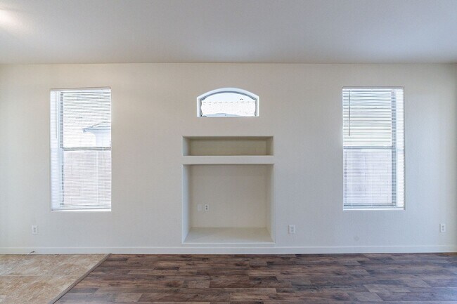 Building Photo - Move right in to your dream home!