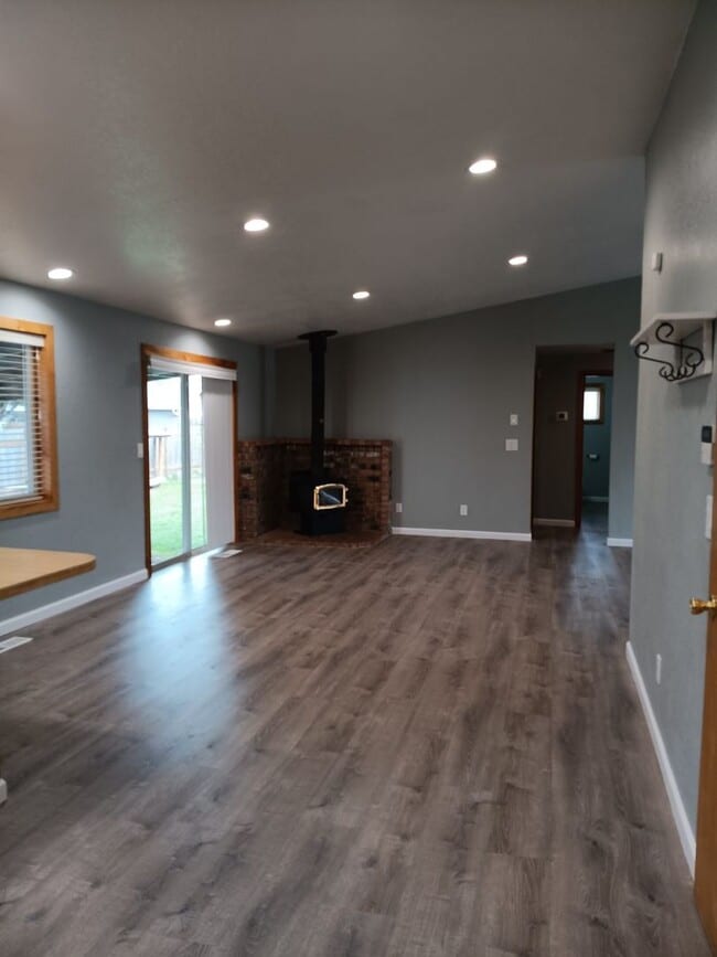 Building Photo - This Gem Of A House is Ready For You!