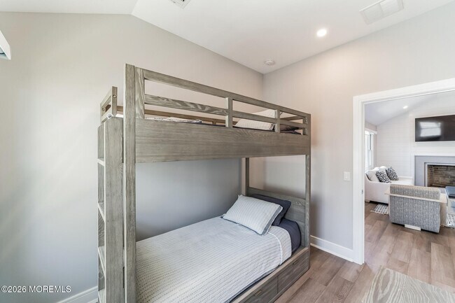 Building Photo - 347 Bay Ln