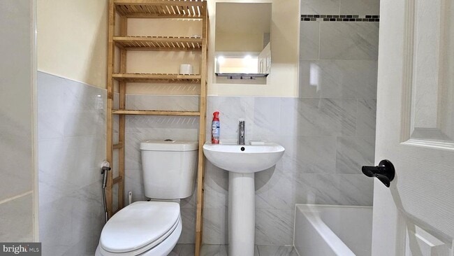 Building Photo - 2806 Ryerson Pl