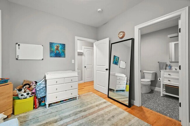 Building Photo - Renovated Apartment in Medford