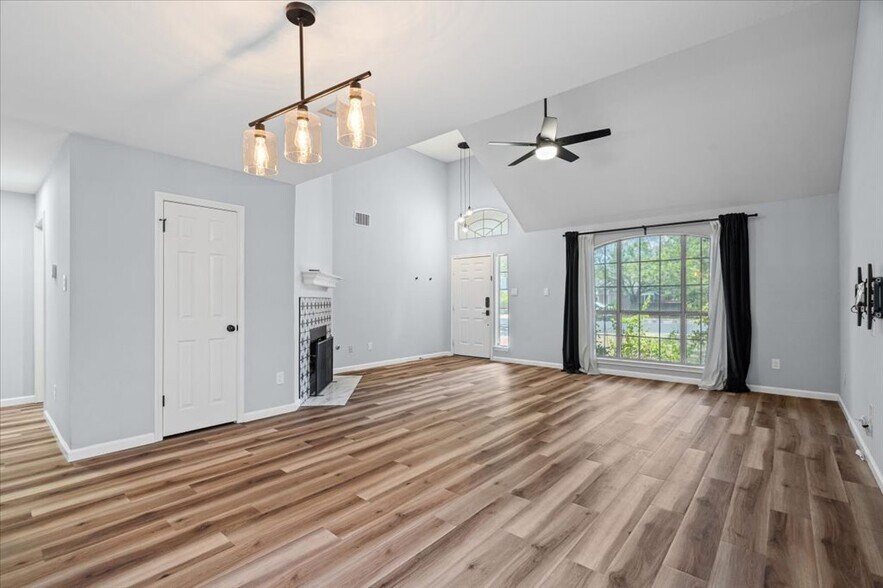 Building Photo - 910 Markham Ln