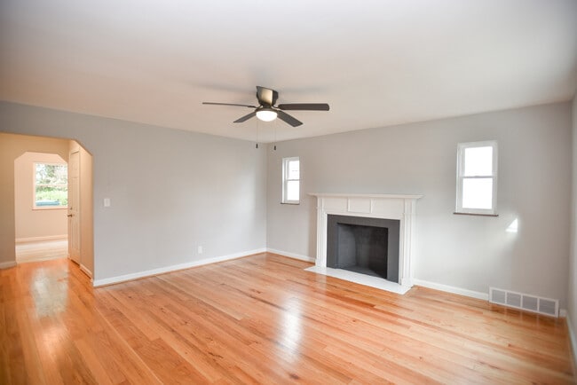 Building Photo - Zinsle Flats