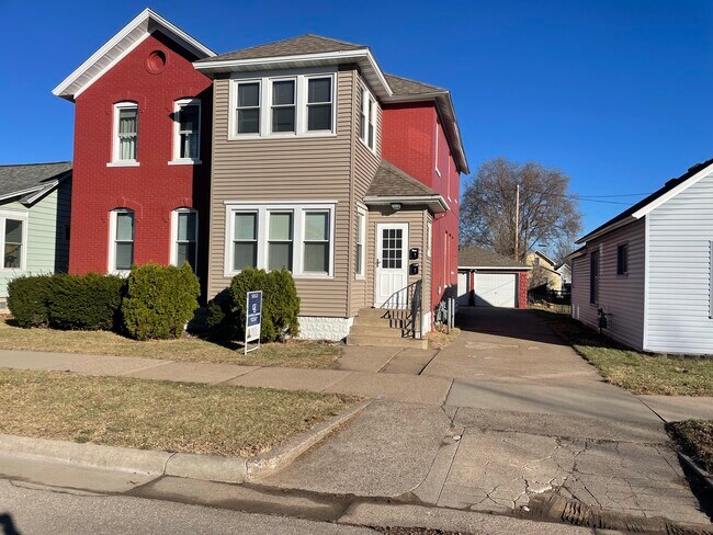 Building Photo - 556 E 5th St