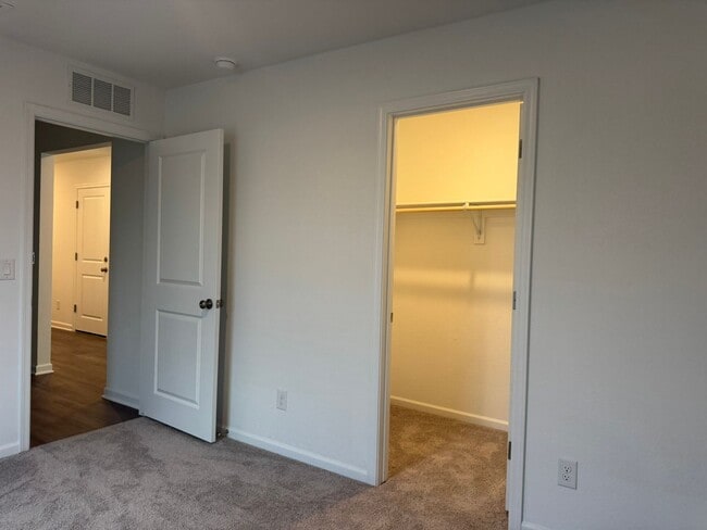 Building Photo - Laughlin Ranch New 3 Bed, 2 Bath close to Water, on Parkway