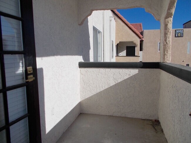 Building Photo - Elegant upstairs condo with modern upgrades and private balcony.