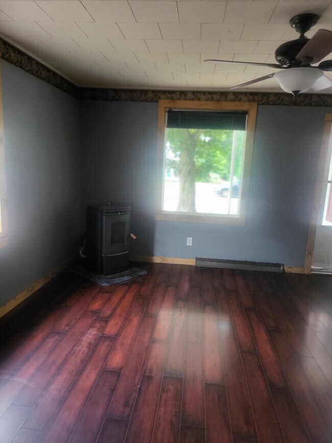 Lots of Natural Light - 93 West St