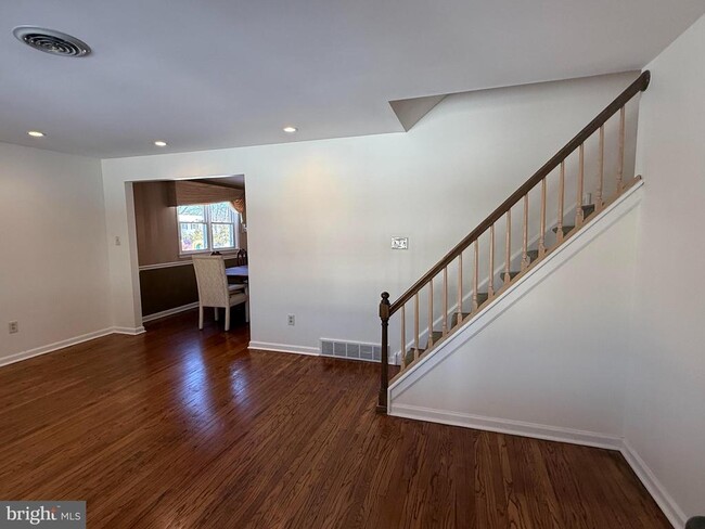 Building Photo - 240 Sweetbriar Cir