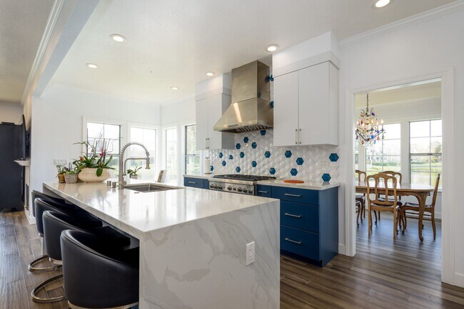 Building Photo - Waterfront Property with Stunning Views, L...