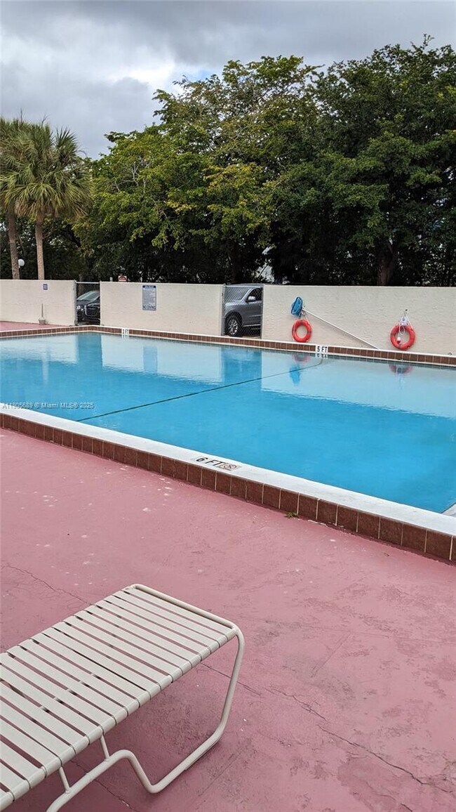 Building Photo - 2701 Riverside Dr