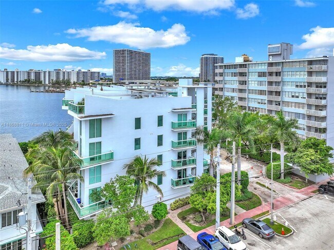 Building Photo - 2000 Bay Dr