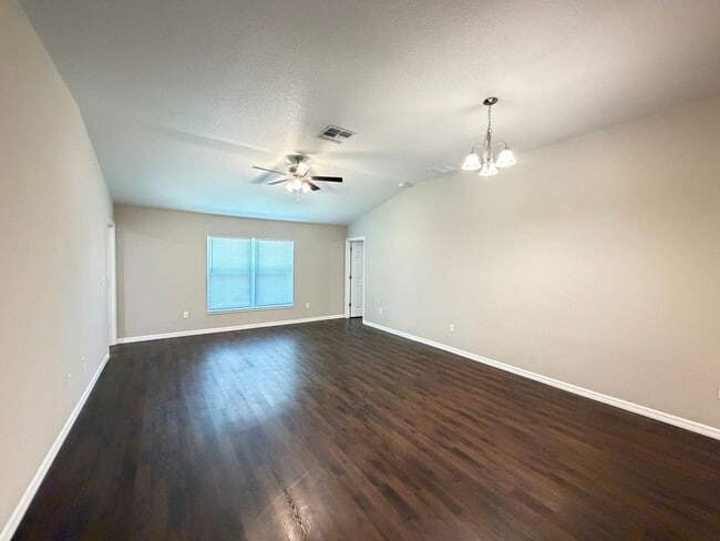 Building Photo - Spacious 3BR Home in Ocala | No HOA + Pet Friendly