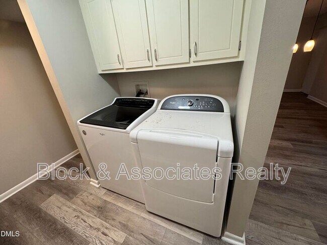 Building Photo - 533 Pine Ridge Pl