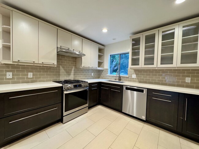 Building Photo - Stunning Tri-Level Townhome in Culver City