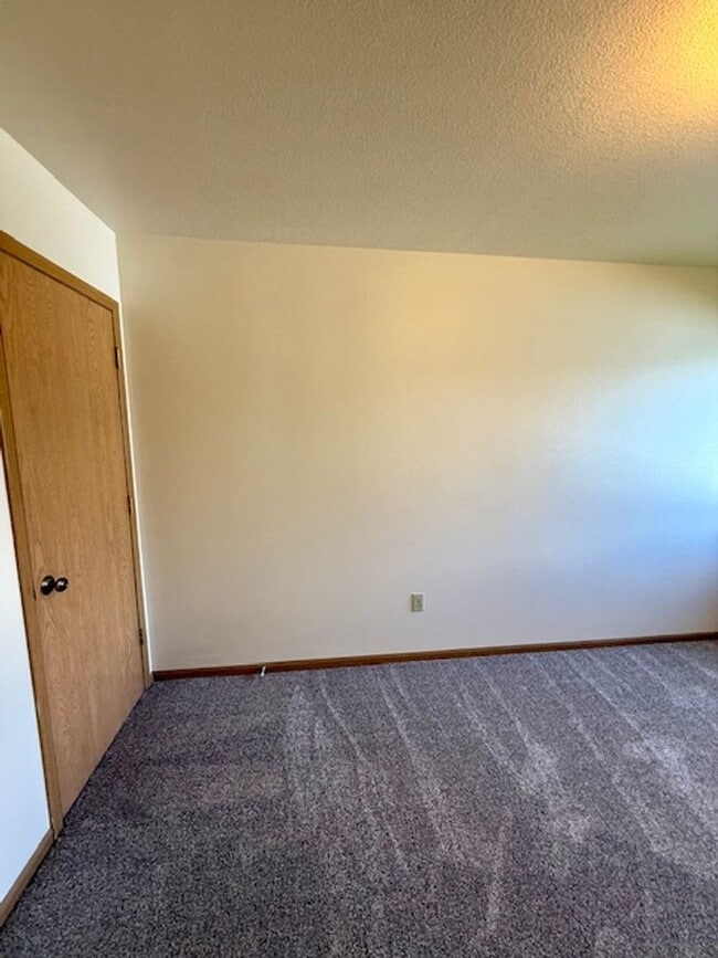 Building Photo - Charming 3 Bed, 1.5 Bath Unit in the Heart...