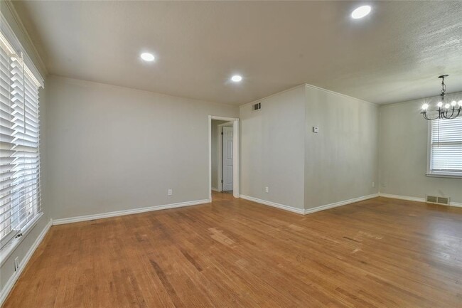 Building Photo - 2105 Carpenter Dr