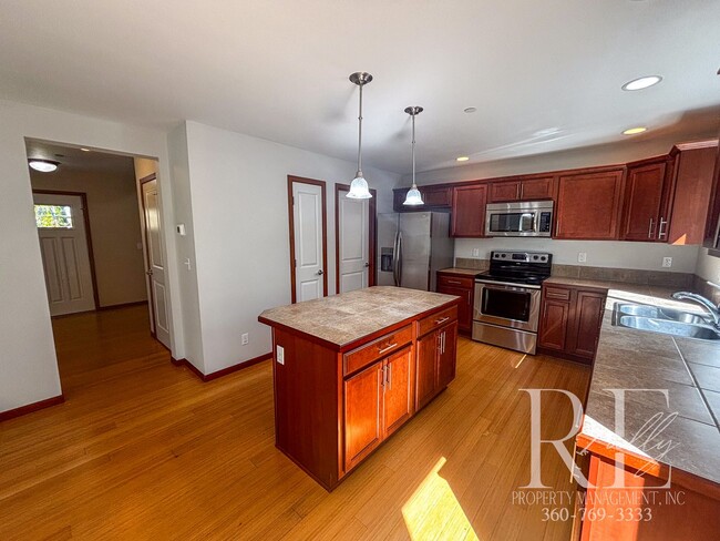 Building Photo - Spacious 3-Bedroom Home in Desirable Manet...
