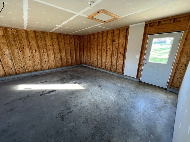 Building Photo - Newer single family house