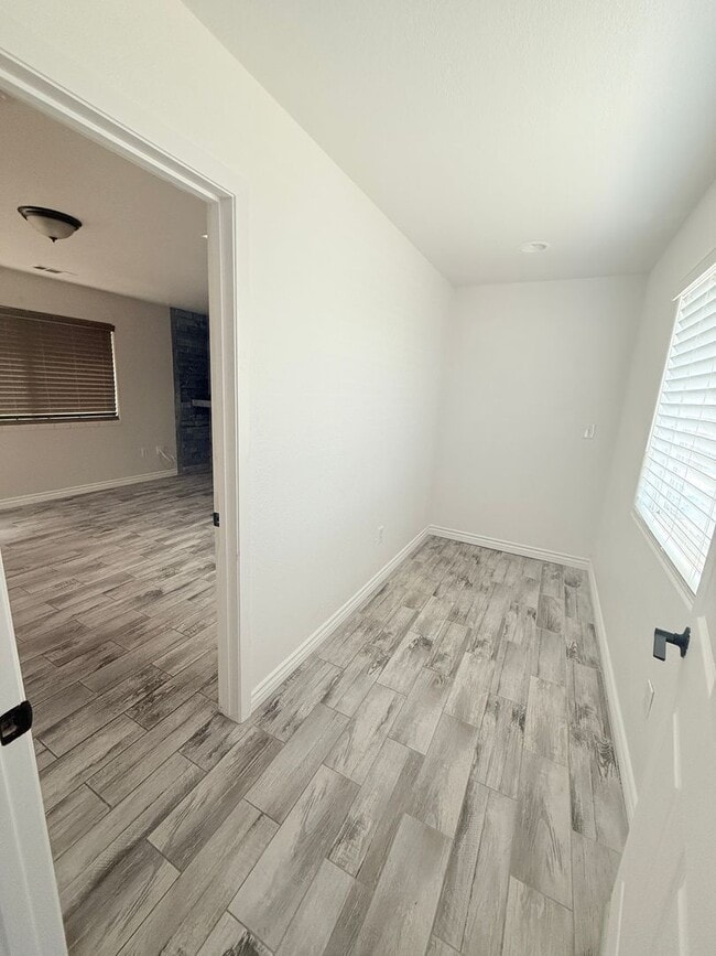 Building Photo - 1-Bedroom Unit with Parking & Appliances –...