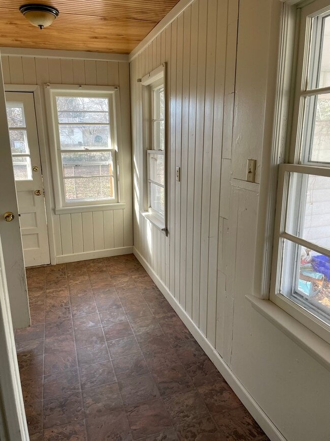 Building Photo - 704 N Almond St