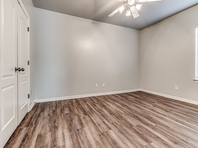 Building Photo - Well kept home in Edmond + 3 bedrooms + Office + Edmond Schools