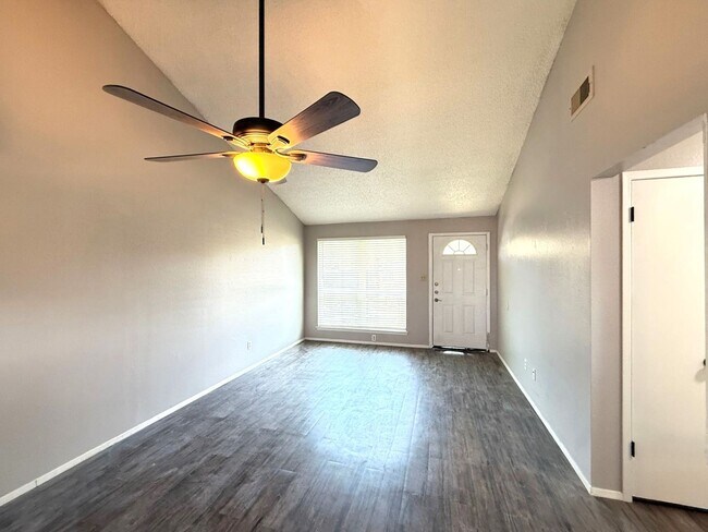 Building Photo - FM474 718