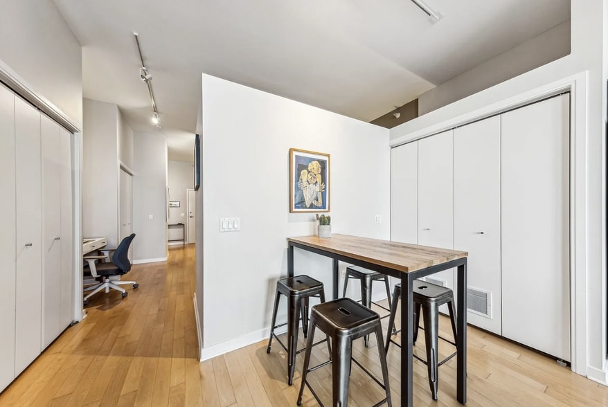 Building Photo - 860 W Blackhawk St