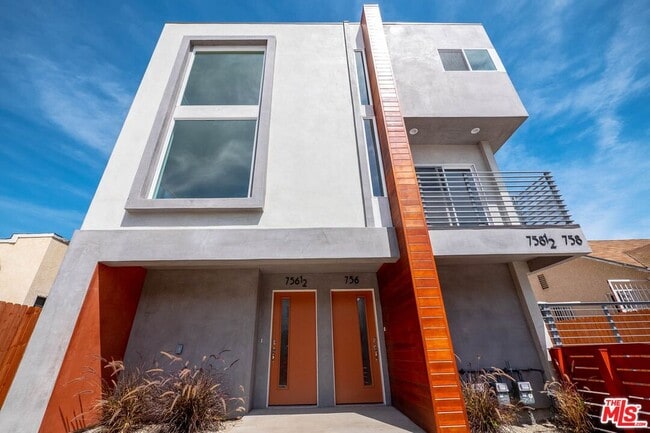 Building Photo - 756 N Ridgewood Pl