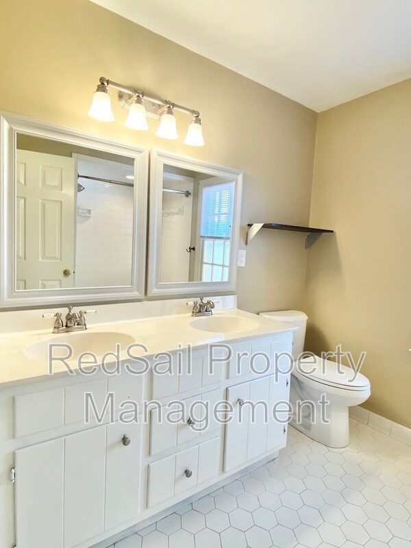 Building Photo - 3928 Oak Dr E