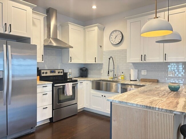 Building Photo - Available July 9th. FULLY FURNISHED 3 BR i...