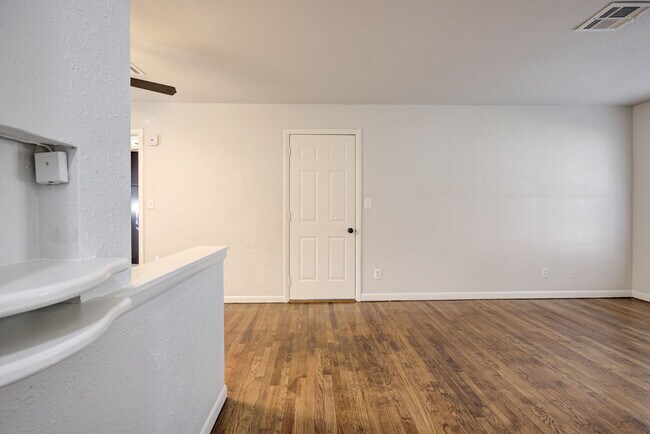 Building Photo - 806 Denison Dr