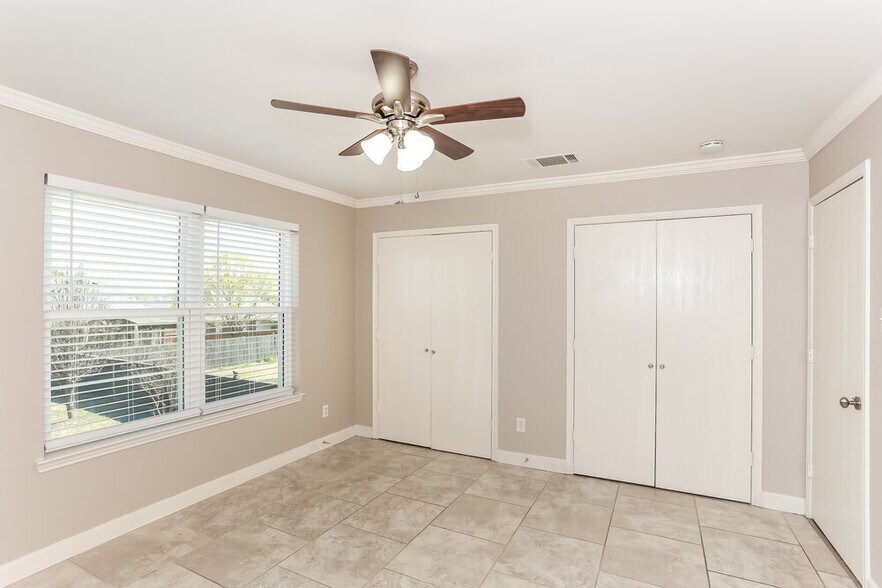 Building Photo - 1110 Hampton Dr