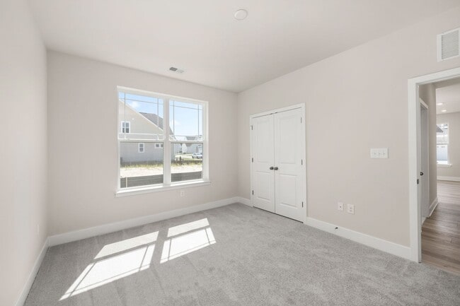 Building Photo - Beautiful new 4-bedroom, 3.5 bath property...
