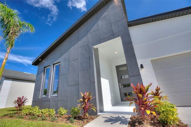 Building Photo - 326 Royal Palm Wy
