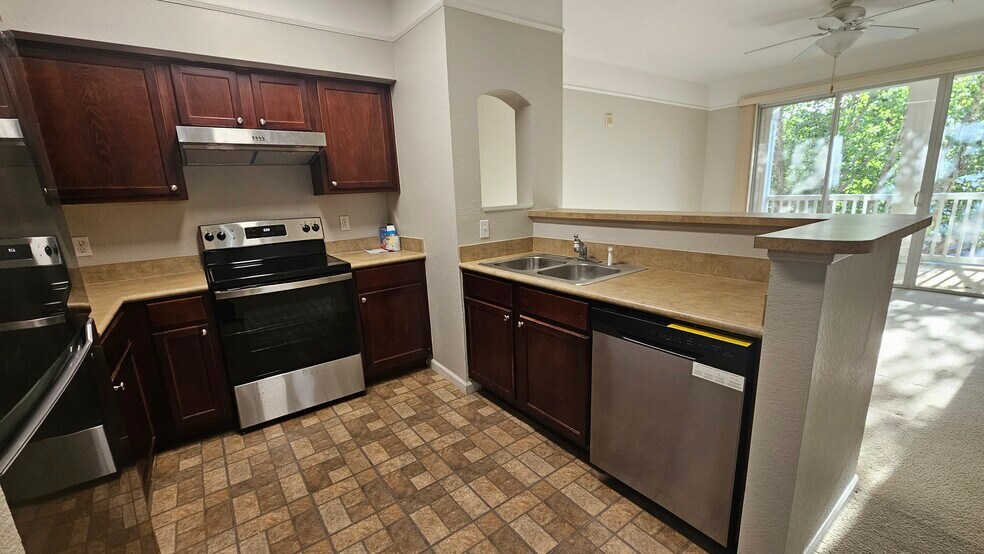 Building Photo - 2801 Chancellorsville Dr