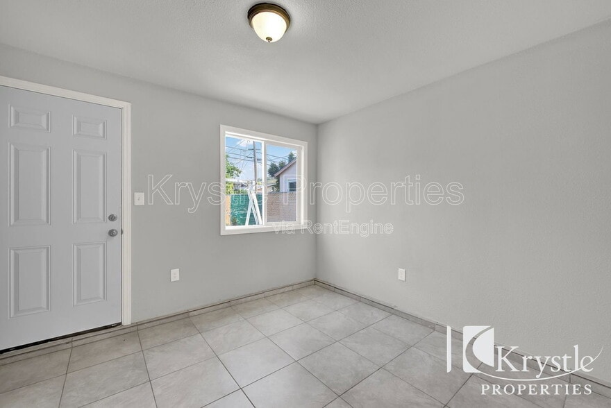 Building Photo - 714 Gateway Dr