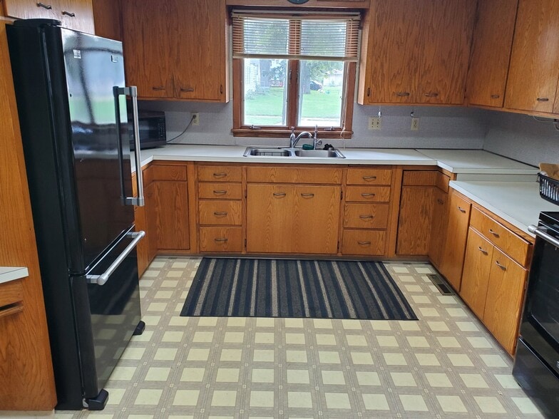 Building Photo - 502 E 1st St S