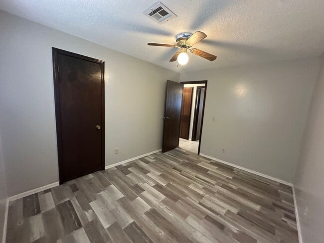 Building Photo - 3 Bed 1 Bath Brick Home with 1 Car Garage