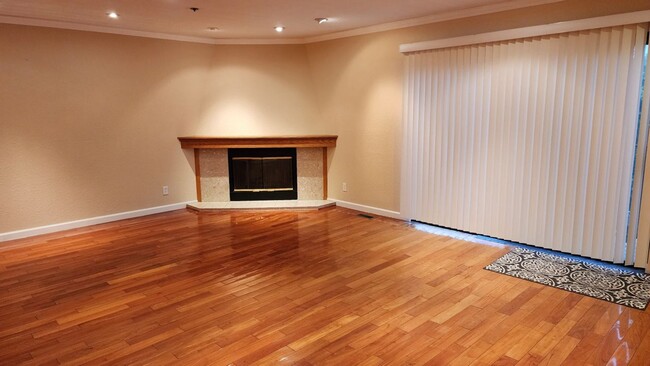 Building Photo - Spacious 3 bedroom 2 bath Millbrae ready now!