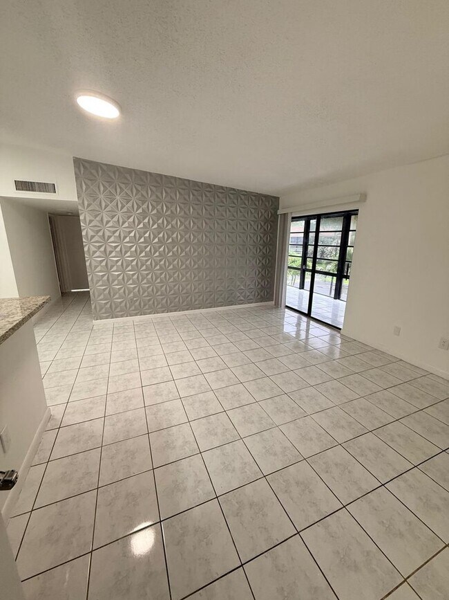 Building Photo - Beautiful Garden Apartment, Move in Condition