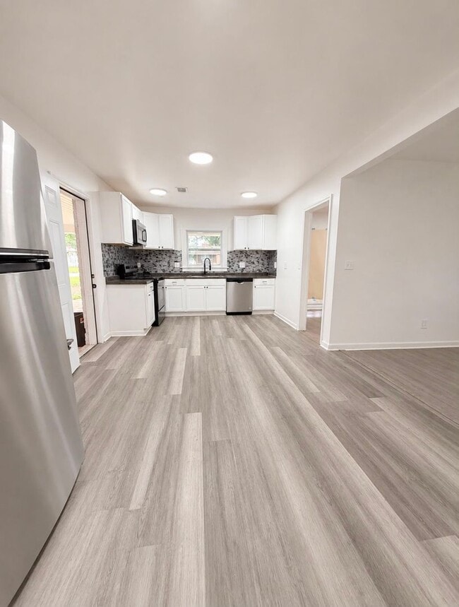 Building Photo - For Rent- 3 Bedrooms, 2 bath