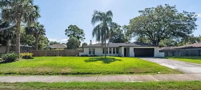 Building Photo - Beautiful pool home in Lockmar Estates
