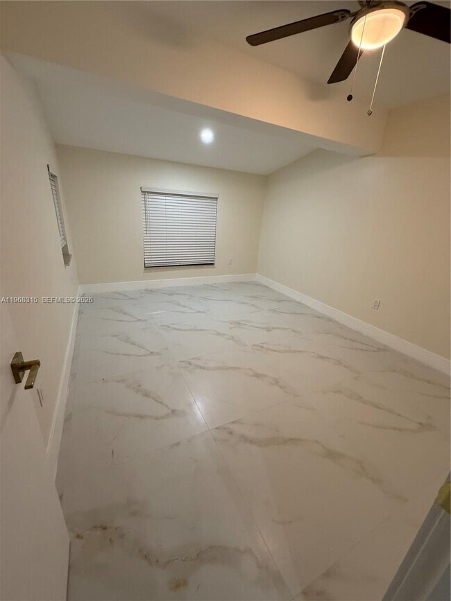 Building Photo - 951 NE 50th Ct