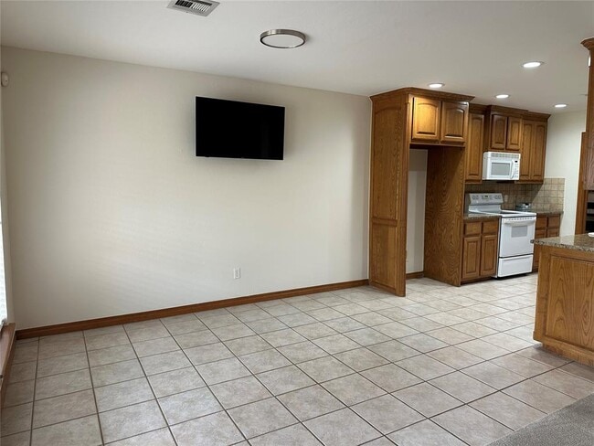 Building Photo - 15713 Traditions Blvd