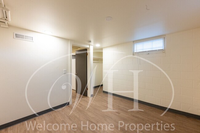 Building Photo - 427 E Pine St