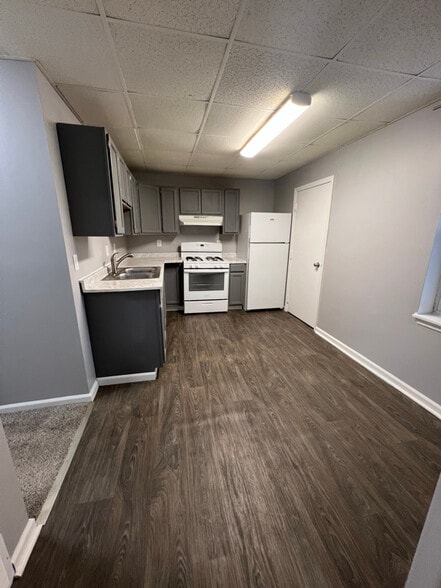 Building Photo - 8 Van Buren St