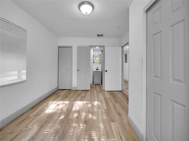 Building Photo - 40 S Linden Dr